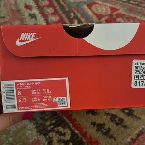 Women’s Nike Dunk size 5.5